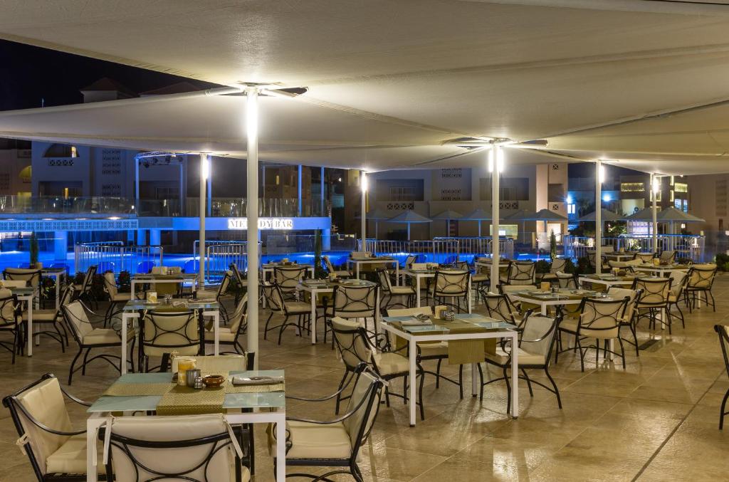 Albatros Aqua Blu Resort āra restorāns pie baseina naktī