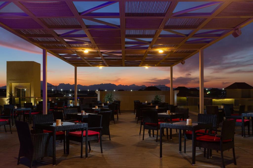 Terase ar skatu uz saulrietu pie Albatros Aqua Blu Resort.