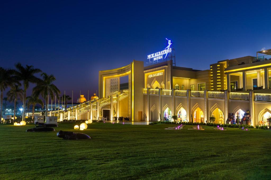 Albatros Aqua Blu Resort piekrastē vakara apgaismojumā