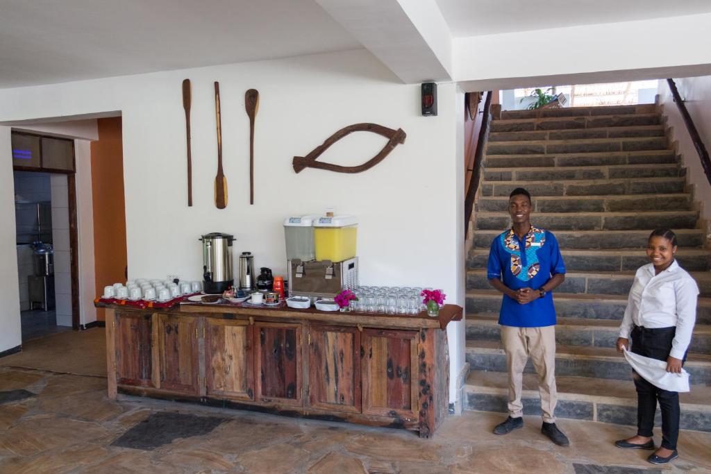 Reef & Beach Resort uzkodu galdiņš ar darbiniekiem