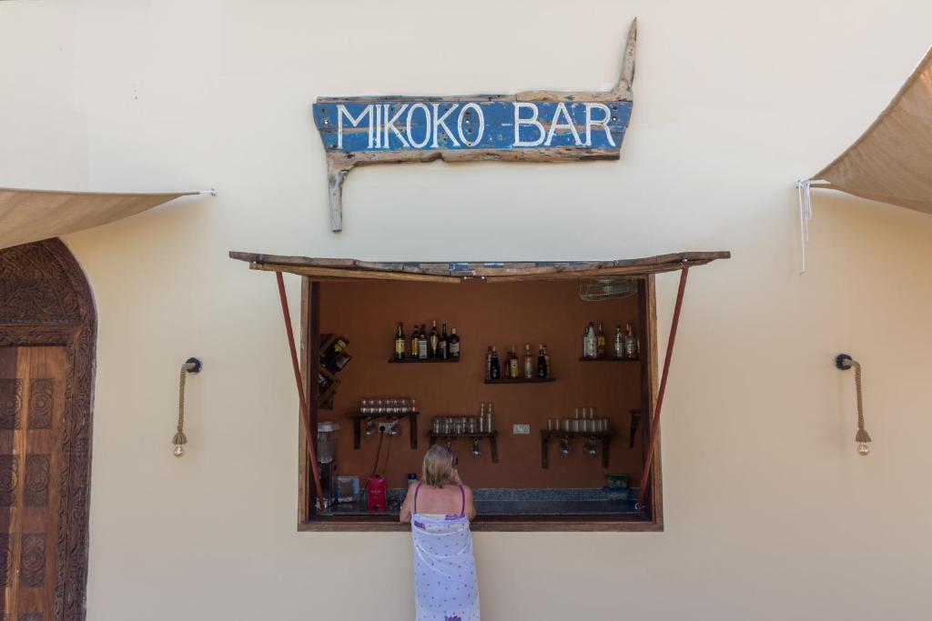 Mikoko Bar pie Reef & Beach Resort viesnīcas piekrastē.