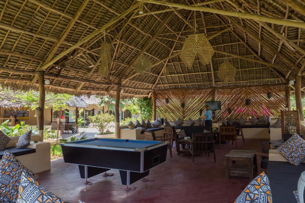 Atpūtas zona ar biljarda galdu viesnīcā Reef & Beach Resort.