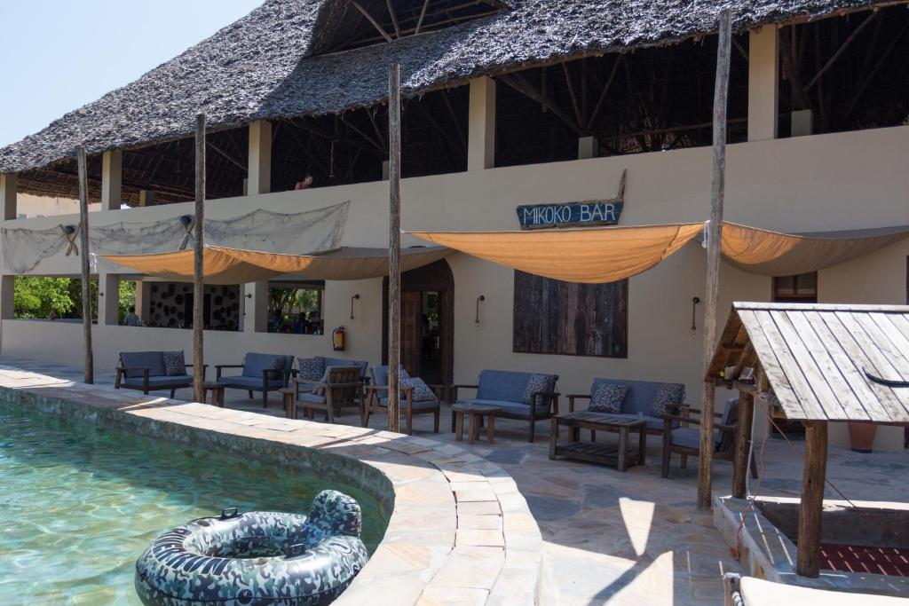 Reef & Beach Resort baseins un āra atpūtas zona ar bāru