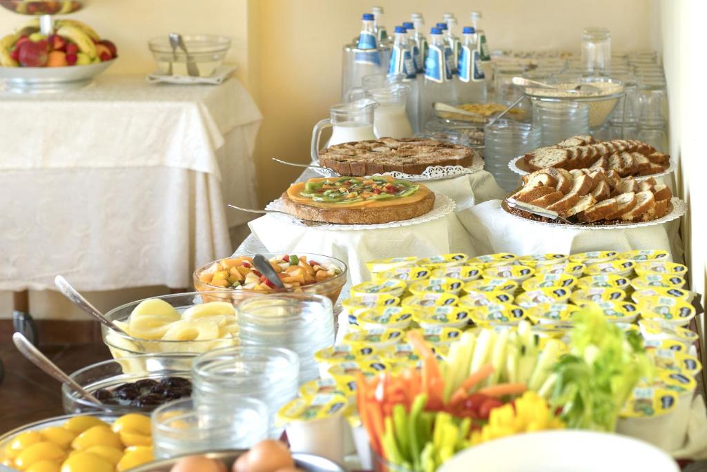 Brokastu bufete ar dažādām uzkodām, tostarp augļiem, maizēm, salātiem un desertiem. Izcili piemērota viesnīcu vai pasākumu rīkošanai.