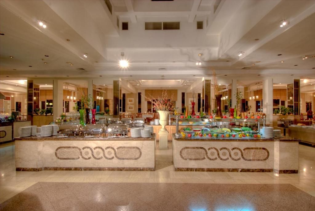 Bufetes zona Maritim Jolie Ville Resort & Casino ar daudzveidīgu ēdienu piedāvājumu