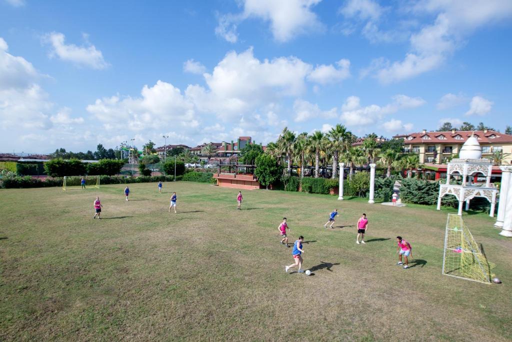 Alba Resort Hotel futbols spēle zaļajā laukumā ar viesiem