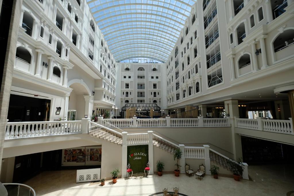 Seaden Sea World Resort & Spa elegantais iekšējais pagalms ar stikla jumtu