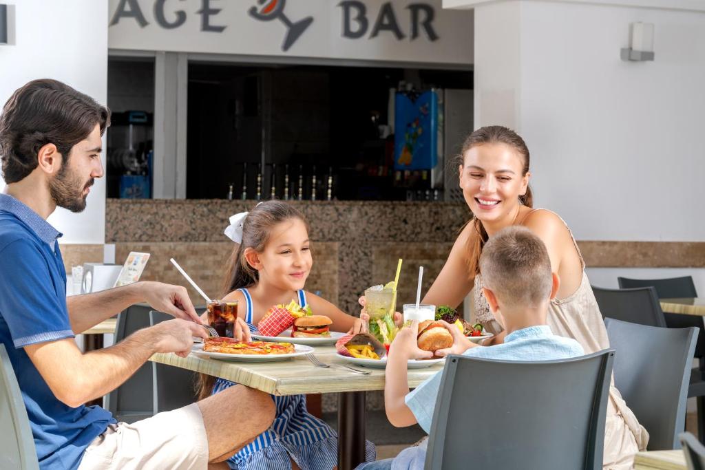 Ģimene bauda maltīti pie galda Sealife Family Resort Hotel