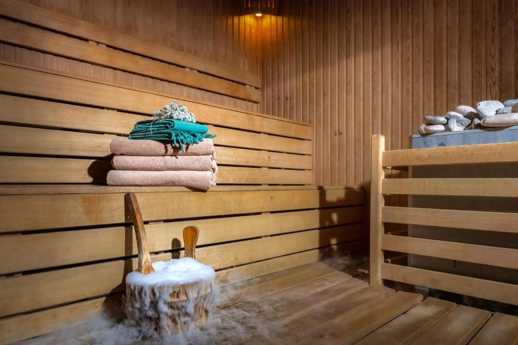Sauna iekšiene ar dvielīšiem un koka akmeņiem Sealife Family Resort Hotel