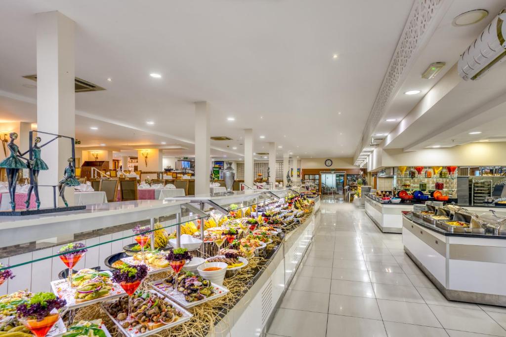 Bagātīgs bufetes galds Sealife Family Resort Hotel ar dažādiem ēdieniem.