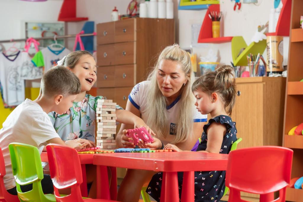 Bērni spēlējas ar spēlēm Sealife Family Resort Hotel bērnu istabā.