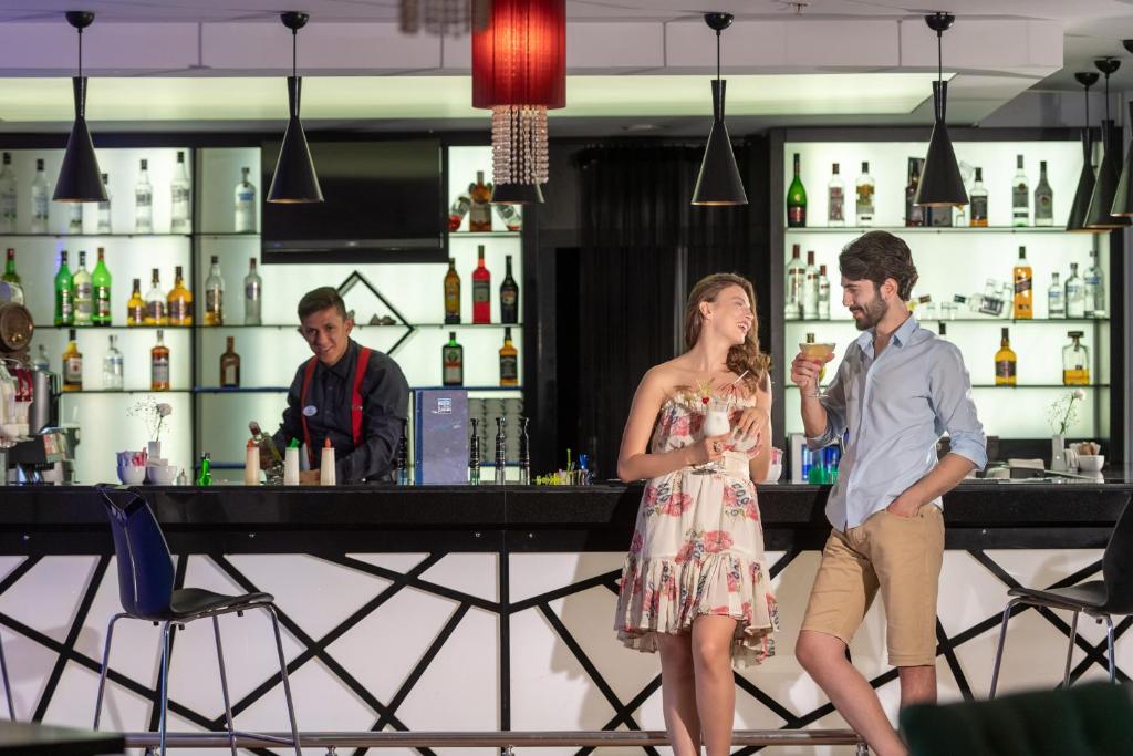 Jauni pāris pie bāra Sealife Family Resort Hotel, baudot kokteiļus