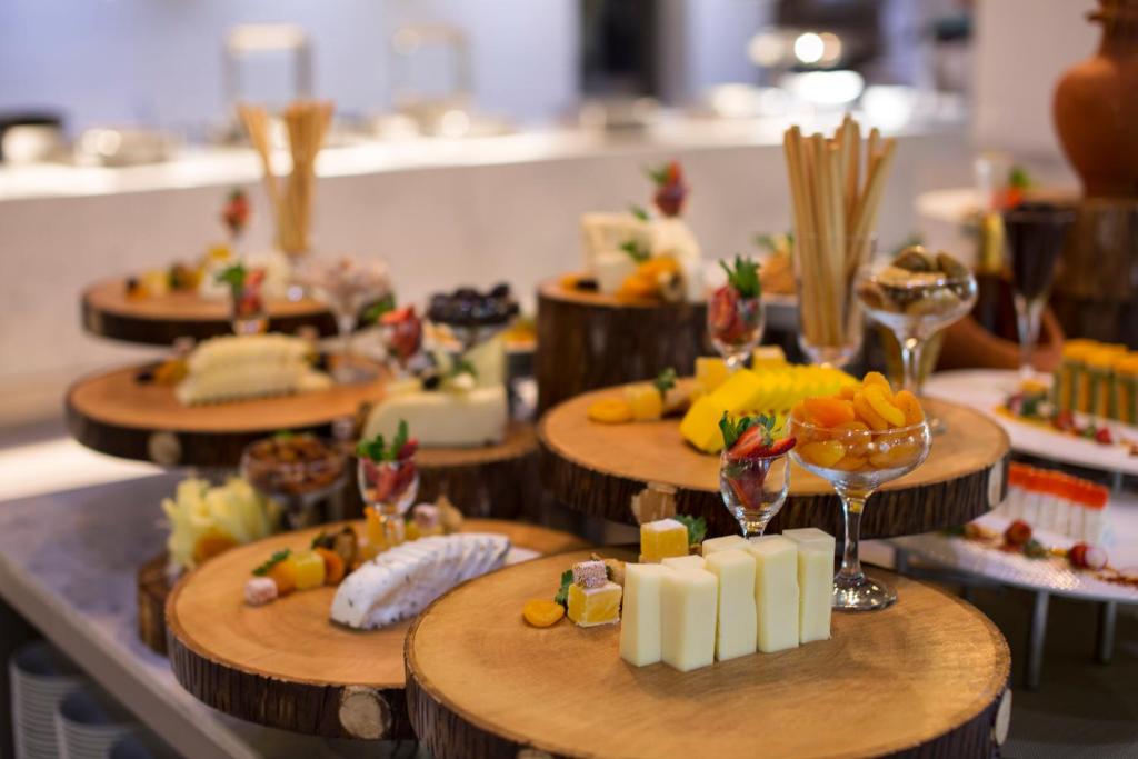 Viesnīcā Acanthus & Cennet Barut Collection bagātīgs uzkodu galds ar sieriem un augļiem.