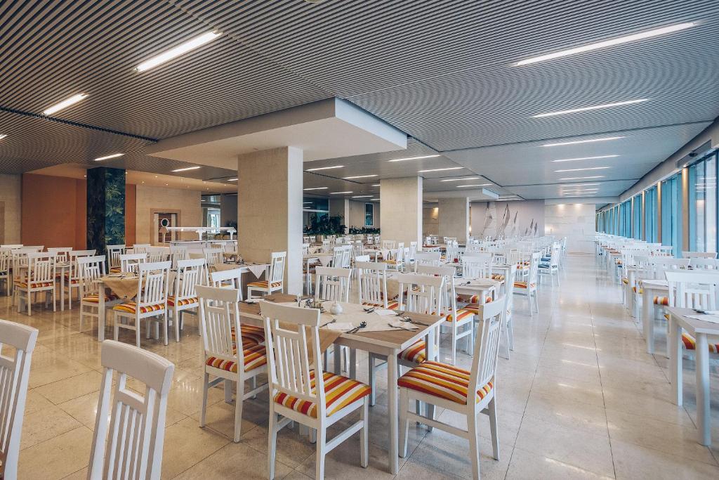Mūsdienīgs restorāns ar gaišu interjeru un baltām mēbelēm, kas aprīkots ar krāsainām sēdvietām. Plašs telpas plānojums un lieli logi nodrošina dabisko apgaismojumu.