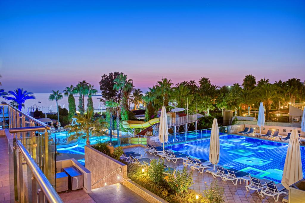 Šī ir Sealife Buket Resort & Beach baseina zona piekrastē ar palmām un slidkalniņu.