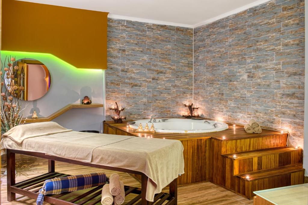Spa procedūru telpa ar vannu un masāžas galdu, Sealife Buket Resort & Beach