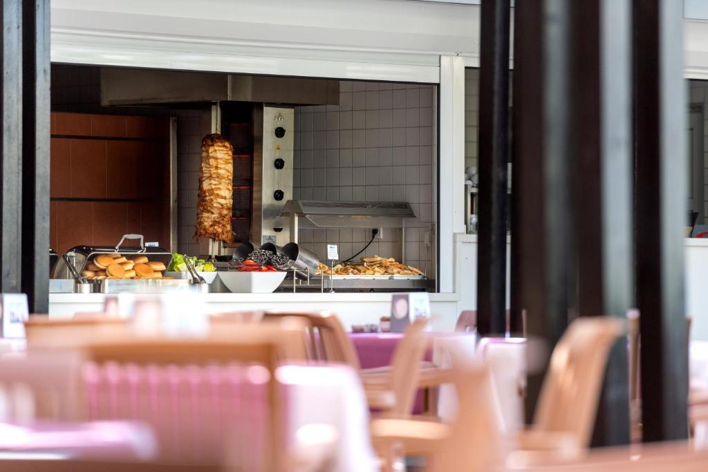 Viesnīcas Sealife Buket Resort & Beach bufete ar grilētu gaļu un garnējumiem