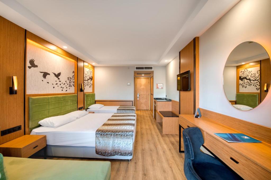 Mūsdienīgs numurs viesnīcā Sealife Buket Resort & Beach ar divām gultām un moderno dizainu.