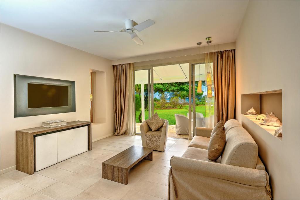 Mūsdienīgs numurs RIU Palace Zanzibar ar skatu uz dārzu.