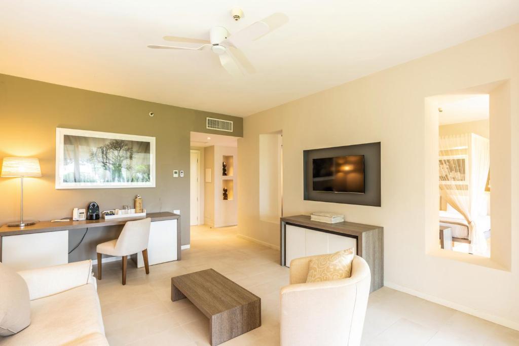 Elegants numurs viesnīcā RIU Palace Zanzibar ar modernu interjeru.