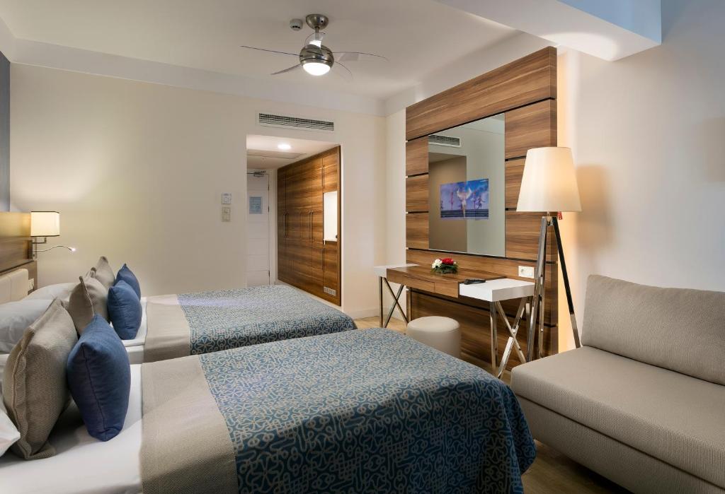 Numurs ar divām gultām un mūsdienīgu dizainu Limak Atlantis De Luxe Hotel & Resort.