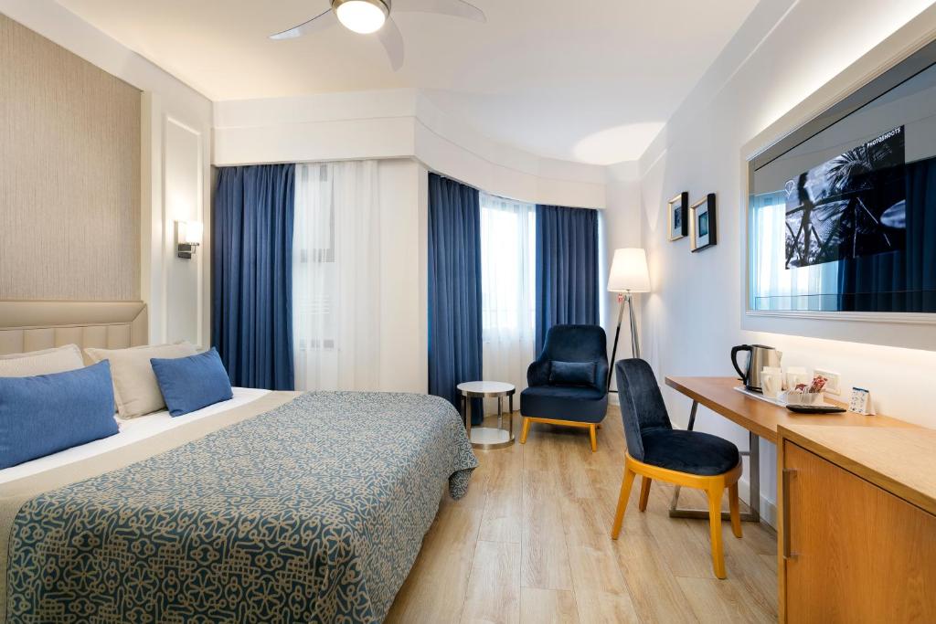 Mūsdienīgs numurs Limak Atlantis De Luxe Hotel & Resort ar ērtu gultu un modernām mēbelēm.