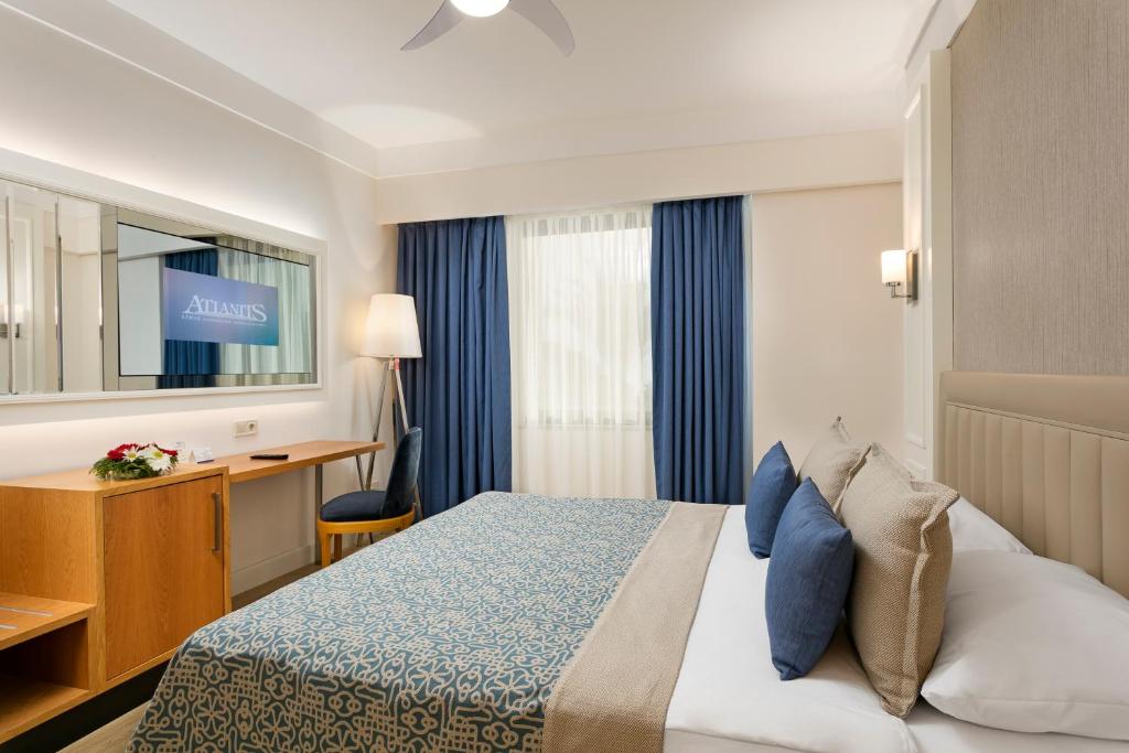 Mūsdienīgs numurs Limak Atlantis De Luxe Hotel & Resort ar zilu interjeru.