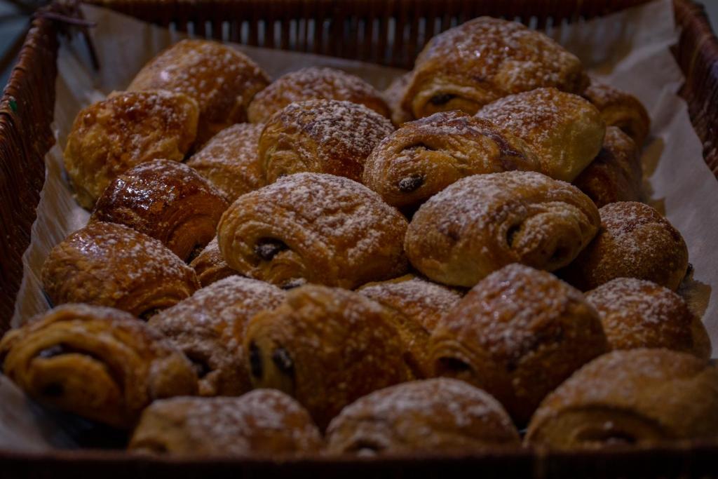 Saldētas maizes izstrādājumi, kas pārklāti ar pūdercukuru, pasniegti grozā.