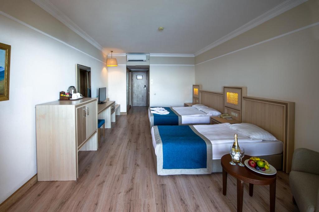 Utopia World Hotel numurs ar divām gultām un viesību zonu