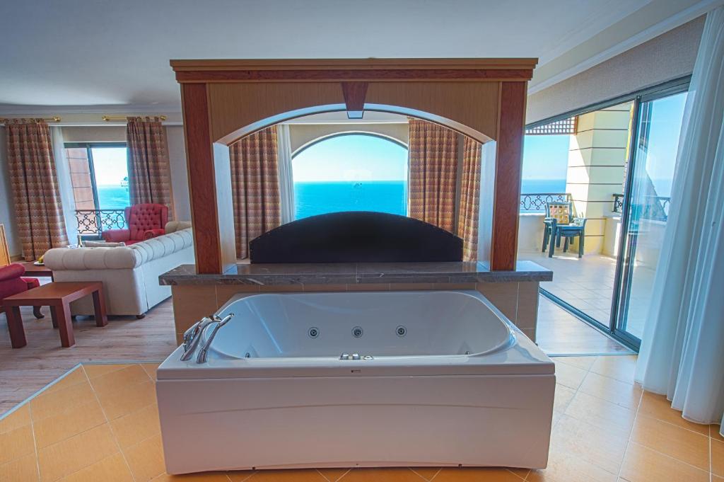 Vannas pie Utopia World Hotel, skats uz jūru