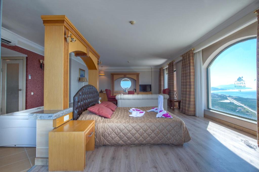 Numurs Utopia World Hotel ar skatu uz piekrasti un modernu interjeru.