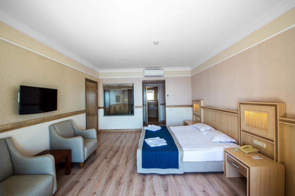 Utopia World Hotel moderns numurs ar divām gultām un televizoru