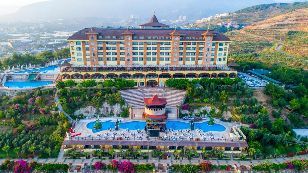 Utopia World Hotel ar peldbaseinu un skaistu ainavu piekrastē.