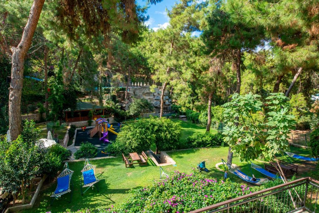Utopia World Hotel zaļais dārzs ar rotaļu laukumu un šūpuļtīkliem