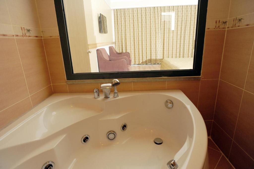 Vanna numurā Utopia World Hotel, relaksējoša atmosfēra.
