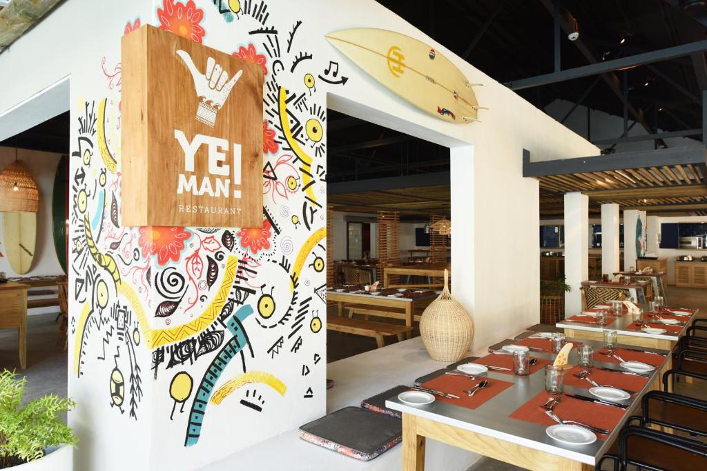 Yé Man! restorāns ar māksliniecisku sienu dekoru pie Veranda Tamarin Hotel & Spa