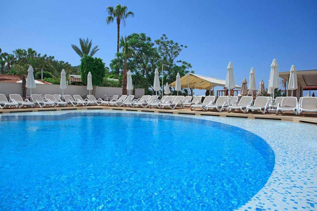 Peldbaseins ar sauļošanās krēsliem Xperia Saray Beach