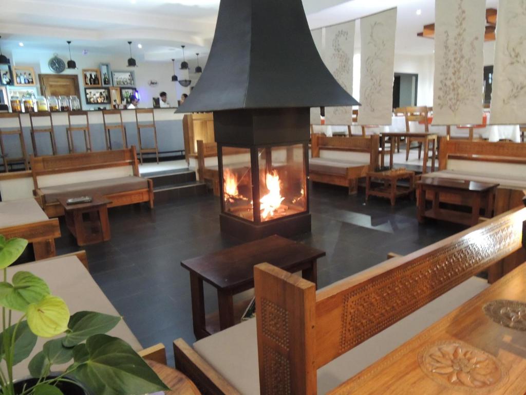 Hotel Plumeria viesnīcas viesistaba ar kamīnu