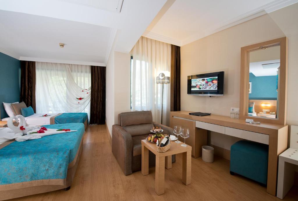 Limak Limra Hotel & Resort numurs ar divām gultām un viesistabu