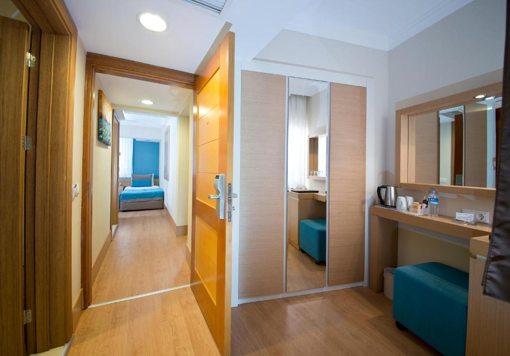 Limak Limra Hotel & Resort numura skats ar gultu un galdu