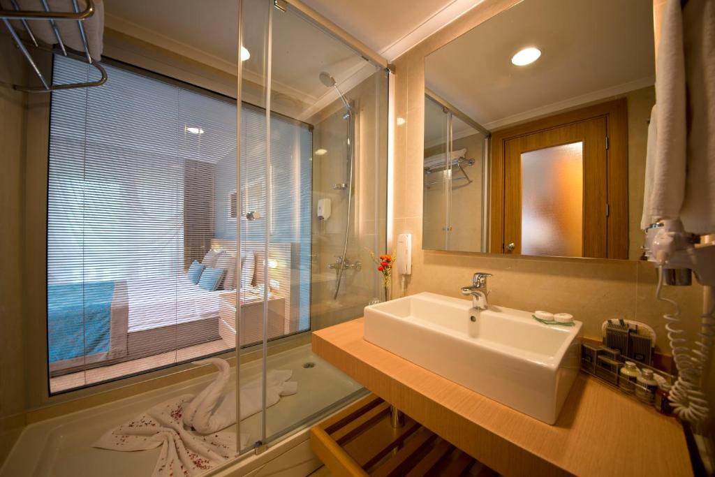 Mūsdienīgs vannas numurs ar stikla sienu, Limak Limra Hotel & Resort.