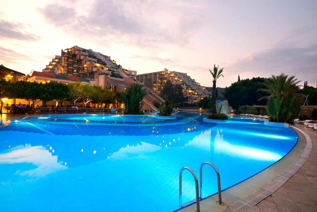 Limak Limra Hotel & Resort naktsmītne ar baseinu pie saulrieta