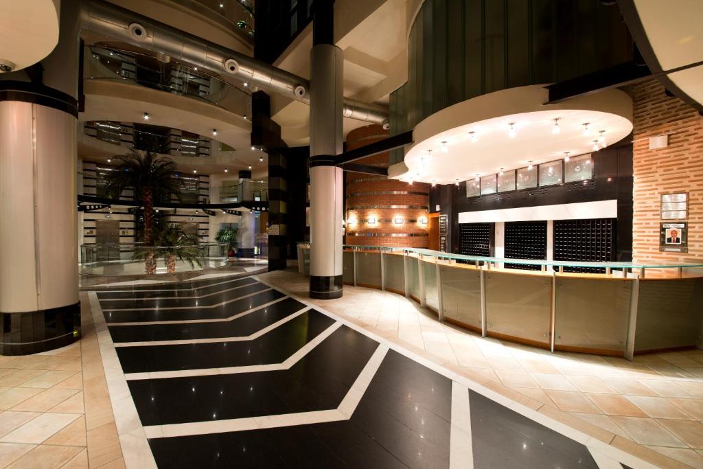 Limak Limra Hotel & Resort moderns interjers ar reģistratūru un palmām