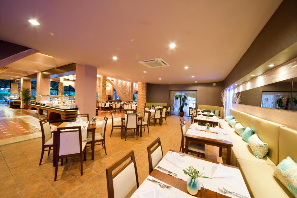 Mūsdienīgs restorāns Limak Limra Hotel & Resort ar elegantiem galdiem.