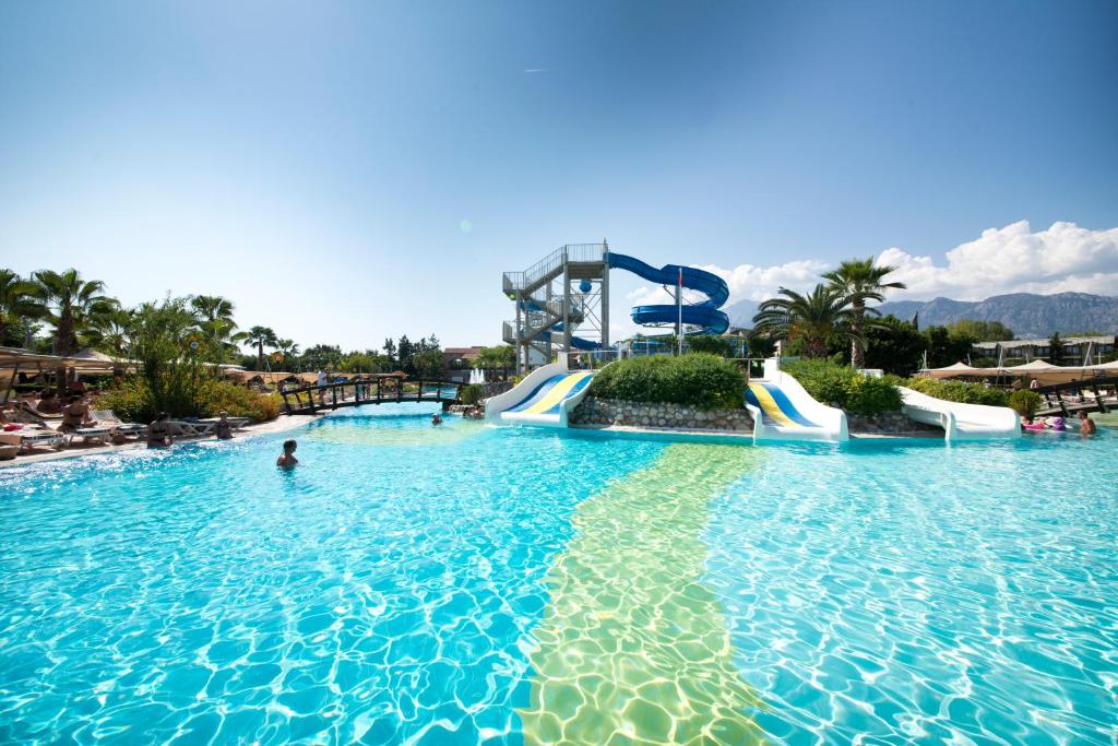 Ūdens atrakcijas pie Limak Limra Hotel & Resort baseina