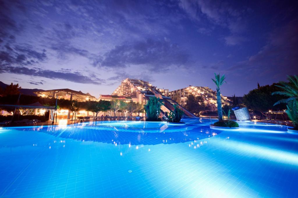 Vakarā apgaismota baseins pie Limak Limra Hotel & Resort
