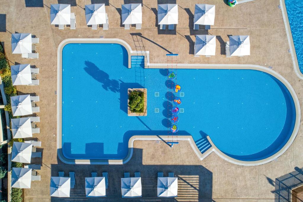 Peldbaseins ar saulessargiem ap to un krāsainām ūdens rotaļlietām, kas piešķir dzīvīgumu. Ideāla vieta relaksācijai un izklaidei.