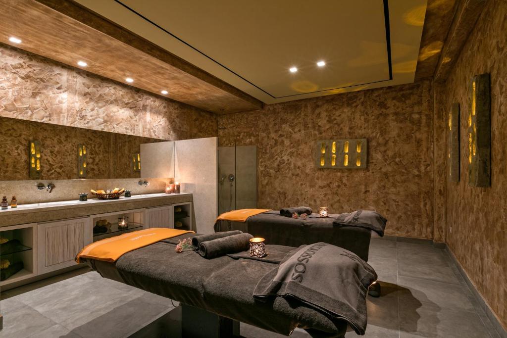 Luksusa spa telpa ar masāžas galdiem, siltu apgaismojumu un stilīgu interjeru, kas veicina relaksāciju un labsajūtu. Ideāli piemērota atpūtai un atjaunošanai.