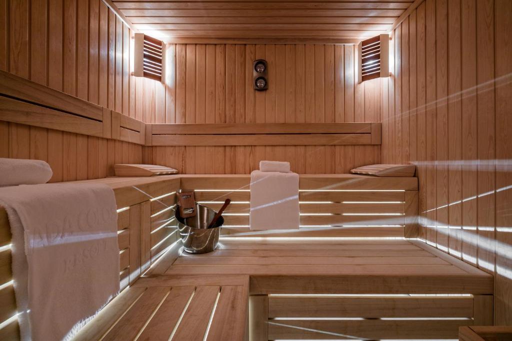 Mūsdienīga koka pirts ar siltu apgaismojumu, mīkstiem dvieļiem un pirts piederumiem, kas rada relaksējošu atmosfēru. Šī pirts ir ideāla vieta atpūtai un labsajūtai.