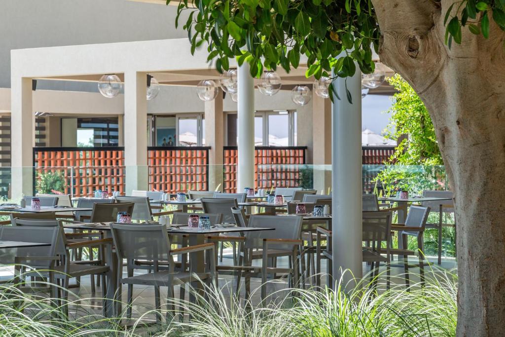 Moderns restorāns ar ērtām terases galdiem, kas ierīkots starp zaļumiem un dekoratīvām lampām. Ideāla vieta, lai baudītu maltīti ārpus telpām.